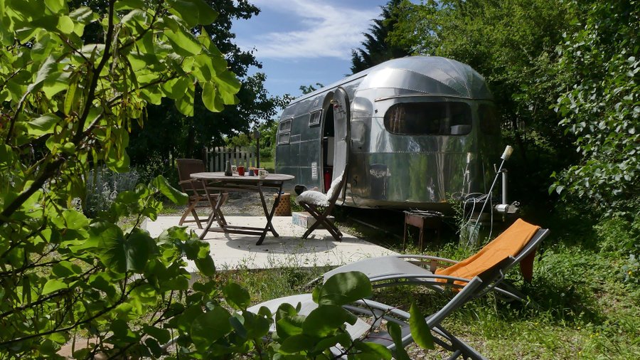 reservation caravane airstream en ariege naia caravane americaine 1949